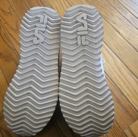 FILA Women Disruptor Sneakers White With Flower Embroidery Size 8. - Picture 8 of 10